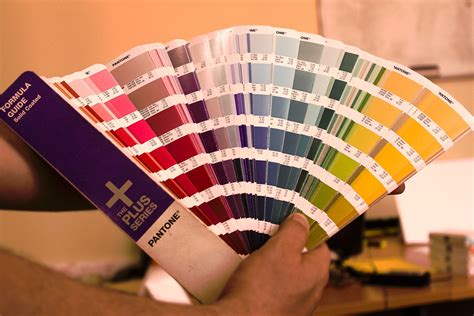Capture d'écran montrant le chargement d'un nuancier PANTONE dans InDesign