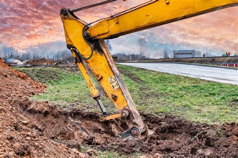 Gros plan sur un godet d'aquarelle avec un pinceau prélevant la couleur