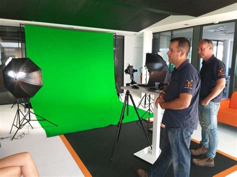 Mise en place de l'éclairage pour un tournage sur fond vert.