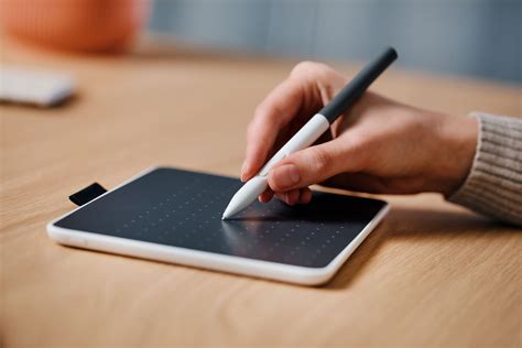 Illustration montrant les différentes parties d'une tablette Wacom Bamboo (zone active, touches ExpressKey, porte-stylet)