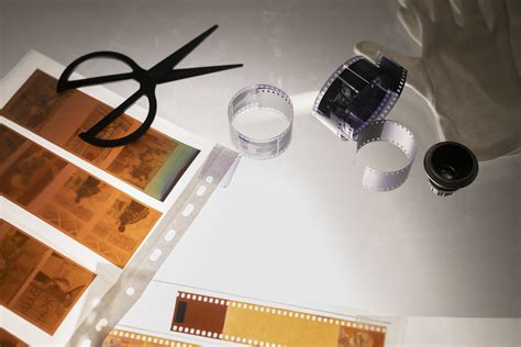 Photographie d'une planche contact argentique sur papier, mettant en valeur les détails et le relief