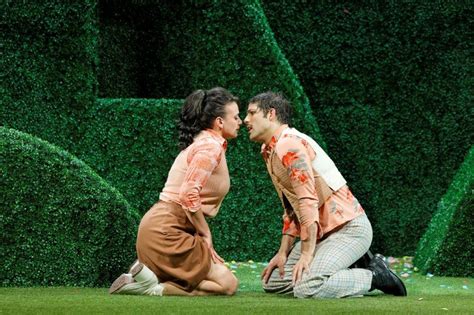 Illustration de la mise en scène du corps de Jacques Saunière dans le Louvre, imitant l'Homme de Vitruve.