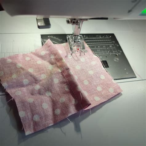 Assemblage des tissus endroit contre endroit avec une ouverture de couture