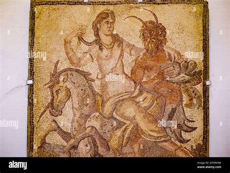 Représentation d'Héraklès combattant Achéloos sous forme de taureau