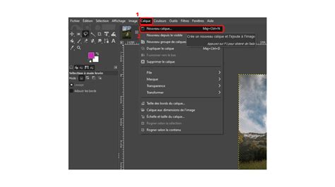 Infographie expliquant les étapes pour redimensionner un calque dans GIMP, avec des flèches indiquant les zones de clic