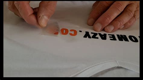 Illustration montrant comment positionner un logo thermocollant sur un t-shirt avant de le presser