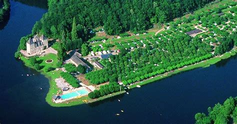 Vue aérienne du domaine du Château du Gibanel avec son château et ses installations de camping