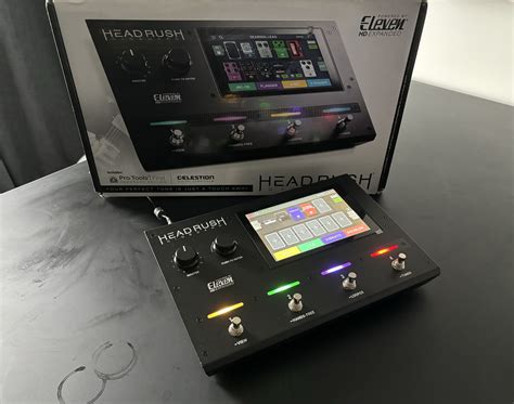 Photo du HeadRush Gigboard sur scène, mettant en évidence l'écran tactile et les LEDs des footswitches.