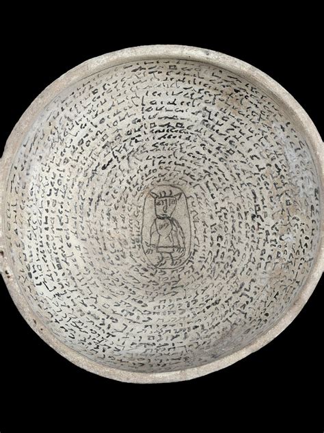 Exemple de coupe magique mésopotamienne avec inscriptions en écriture araméenne.