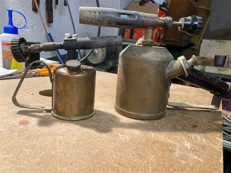 Collage de différentes images de référence de lampes à souder anciennes.