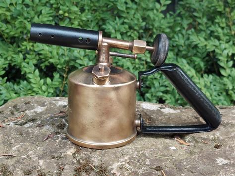 Rendu final de la lampe à souder en laiton ancien (vue 1).