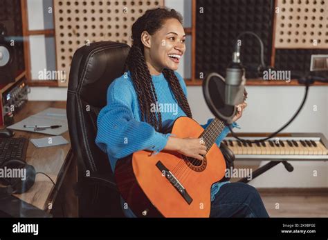 Une jeune chanteuse noire dans un studio d'enregistrement, préparant sa performance.