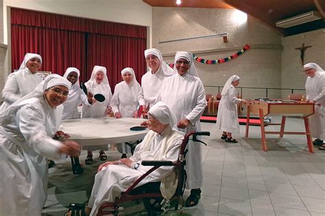 Photographie de la façade moderne de l'établissement des Petites Sœurs des Pauvres à Pau