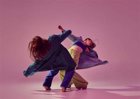 Image conceptuelle d'une chorégraphie moderne dans un studio de danse, avec des jeux de lumière dynamiques pour un clip vidéo.