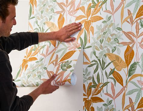 Illustration montrant comment mesurer un mur pour la pose de papier peint.