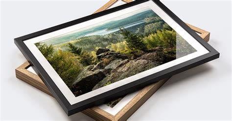 Composition de différents cadres mettant en valeur des photographies d'art.