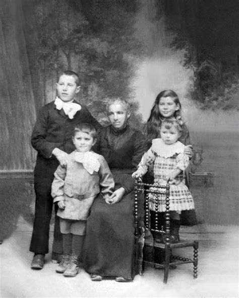 Une photo de famille ancienne, légèrement de travers, avant d'être redressée dans Canva.