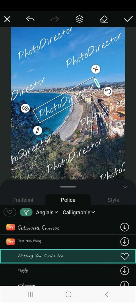 Interface de PhotoDirector sur mobile, montrant l'option d'ajout de texte pour un filigrane