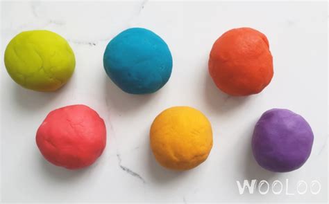 Exemple de boules de pâte à modeler de différentes couleurs vives