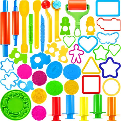 Ensemble d'outils variés pour la pâte à modeler : rouleau, emporte-pièces, spatules