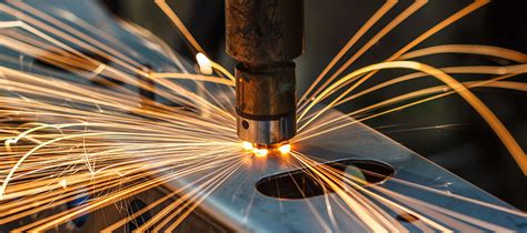 Vue rapprochée d'un travail de soudure ou d'assemblage minutieux sur une maquette.