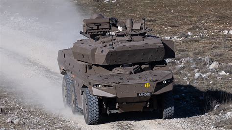 Photographie d'un modèle de véhicule militaire restauré ou reconstruit avec une grande fidélité historique.