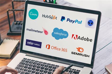 Infographie comparant les fonctionnalités des logiciels paysagers gratuits et payants