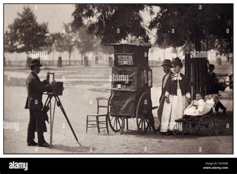 Photographe en plein travail dans un studio du 19ème siècle