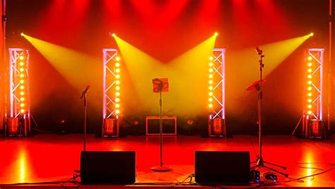 Disposition des sources lumineuses dans la scène 3ds Max pour simuler des effets d'éclairage spécifiques.