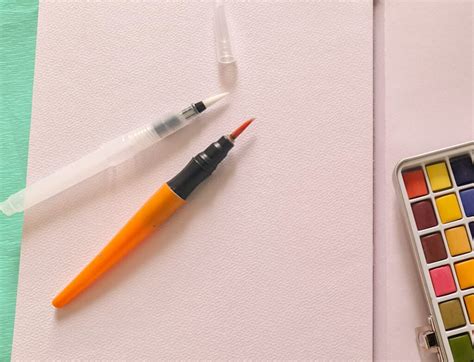 Application du pinceau aquarelle translucide pour un nuage lumineux