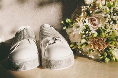 Divers modèles de baskets de mariage avec des détails scintillants, pailletés et des imprimés thématiques