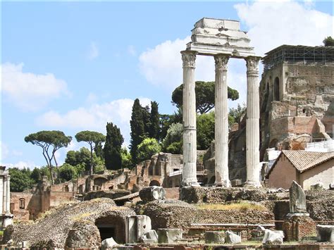 Restes du Temple des Dioscures dans le Forum Romain avec ses colonnes caractéristiques.