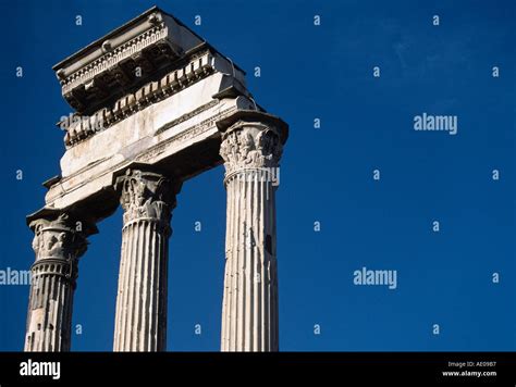 Détail des colonnes corinthiennes du Temple des Dioscures, témoignant de l'artisanat ancien.