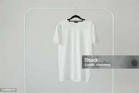 Maquette de t-shirt blanc classique sur cintre, vue de face