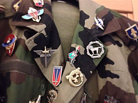 Schéma de placement des insignes sur une tenue militaire de l'ALAT