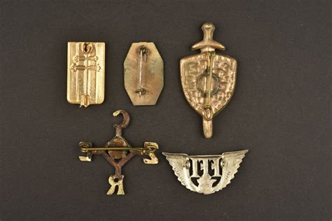 Collection d'anciens insignes métalliques de l'ALAT