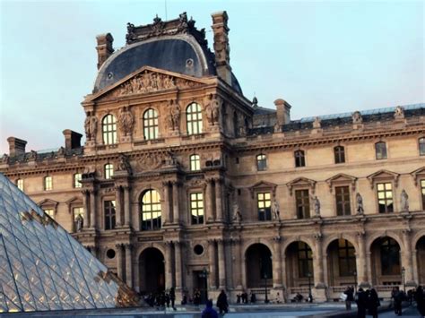 Exemple de vidéo-mapping sur un bâtiment historique