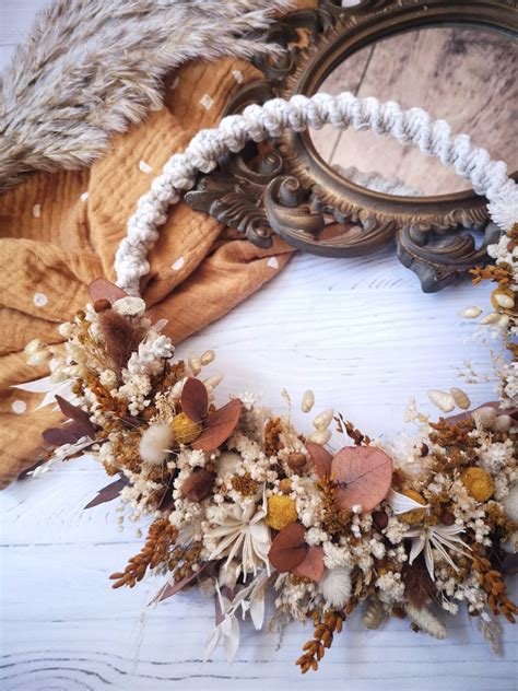 Photographie des différents matériaux nécessaires pour créer une couronne de fleurs séchées.