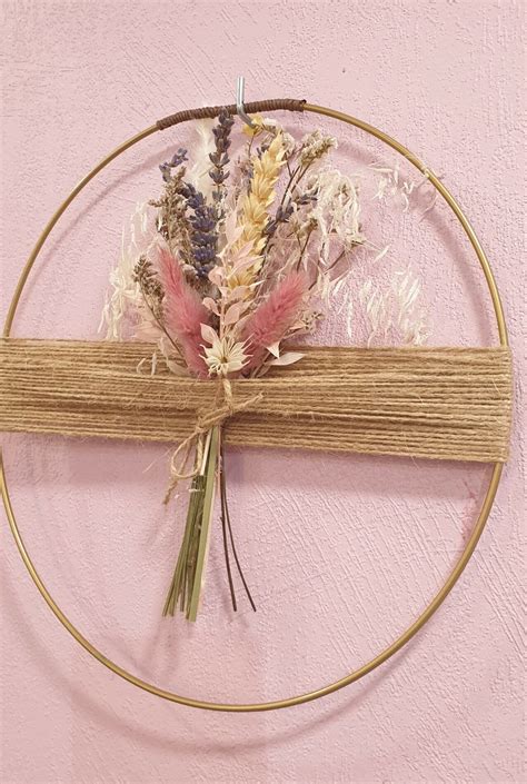 Illustration des étapes d'assemblage des fleurs séchées sur le cercle avec du floratape et de la colle.