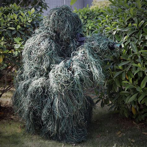 Des sacs et tenues de camouflage destinés aux migrants.