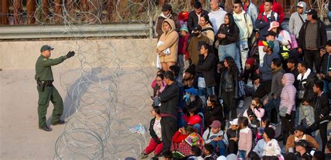 Photomontage de l'artiste JR montrant un bébé touchant la frontière américano-mexicaine.