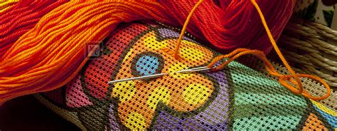 Gros plan sur la texture de la toile de canevas du coussin, mettant en évidence la qualité du tissu et des coutures